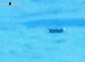 Пассажир самолета на подлете к Лондону снял на видео НЛО (ВИДЕО)